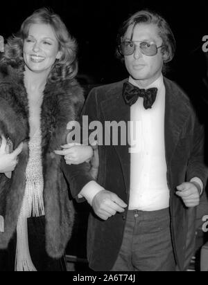 ***FILE FOTO*** Robert Evans ha passato lontano. Phyllis George Robert Evans 1977 foto da John Barrett/il PHOTOlink/MediaPunch Foto Stock