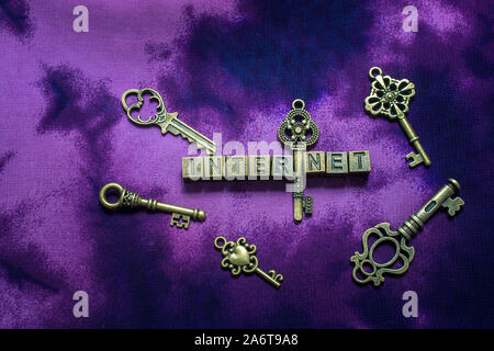 Internet formulazione con lettere in metallo e tasti metallici come concetto di business Foto Stock