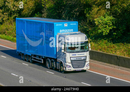 AMAZON PRIME Cross Transport camion di consegna, camion, trasporto, camion, carico, Veicolo DAF, consegna, trasporto commerciale, industria, trasporto merci nella catena di fornitura, Sulla via di trasporto M6 a Lancaster, Regno Unito Foto Stock