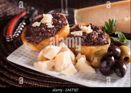 Parmigiano tapenade di olive crostini Foto Stock