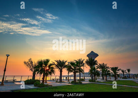 Sunrise drammatica vista in Alkhobar lato mare Arabia Saudita. Città : Khobar, Paese : Arabia Saudita. Cliccato su 25 Ottobre 2019. Foto Stock