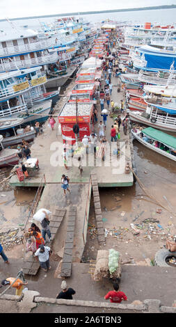 Manaus, Amazonas, Brasile - Gennaio 2008: il movimento di persone e di merci nel porto sul fiume Rio delle Amazzoni Foto Stock