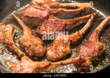 Arrosto di costolette di agnello in una padella, tagliato dall'agnello carrée, Germania Foto Stock