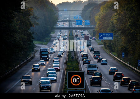 Autostrada A40, Ruhrschnellweg, vicino a Bochum, Germania, pesante dopo il traffico di lavoro nella parte anteriore del raccordo autostradale Bochum, A43, vista in direzione ovest, Foto Stock