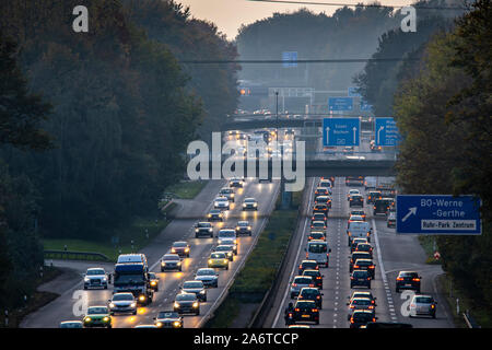 Autostrada A40, Ruhrschnellweg, vicino a Bochum, Germania, pesante dopo il traffico di lavoro nella parte anteriore del raccordo autostradale Bochum, A43, vista in direzione ovest, Foto Stock