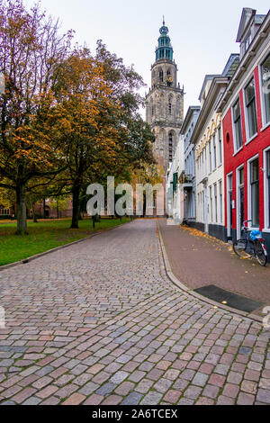 Vista la torre Martini e più belle case nella città di Groningen, Paesi Bassi Foto Stock