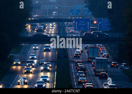 Autostrada A40, Ruhrschnellweg, vicino a Bochum, Germania, pesante dopo il traffico di lavoro, la sera, nella parte anteriore del raccordo autostradale Bochum, A43, vista Foto Stock