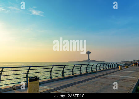 Sunrise drammatica vista in Alkhobar lato mare Arabia Saudita. Città : Khobar, Paese : Arabia Saudita. Cliccato su 25 Ottobre 2019. Foto Stock