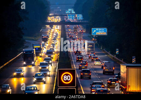 Autostrada A40, Ruhrschnellweg, vicino a Bochum, Germania, pesante dopo il traffico di lavoro, la sera, nella parte anteriore del raccordo autostradale Bochum, A43, vista Foto Stock