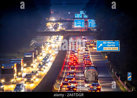 Autostrada A40, Ruhrschnellweg, vicino a Bochum, Germania, pesante dopo il traffico di lavoro, la sera, nella parte anteriore del raccordo autostradale Bochum, A43, vista Foto Stock