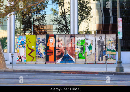 10 segmenti del muro di Berlino dal Museo Wende fuori 5900 Wilshire Boulevard, Los Angeles, California, Stati Uniti d'America Foto Stock