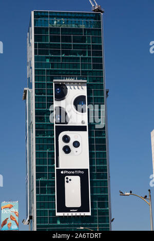 Vitigno Sunset Tower alto edificio di appartamenti grattacielo con Apple iphone xi gigante annuncio tramite Affissioni, 1480 Vine Street, Los Angeles, California, regno Foto Stock