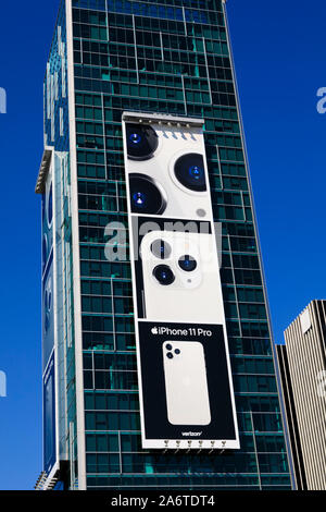 Vitigno Sunset Tower alto edificio di appartamenti grattacielo con Apple iphone xi gigante annuncio tramite Affissioni, 1480 Vine Street, Los Angeles, California, Stati Uniti d'America Foto Stock