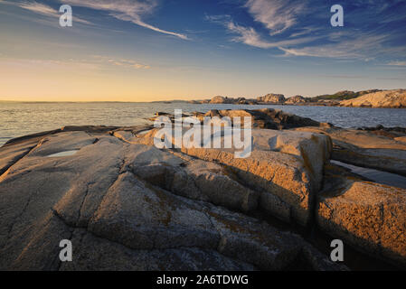 Costa rocciosa al tramonto, Verdens Ende (Worlds End), Tjøme, Norvegia Foto Stock