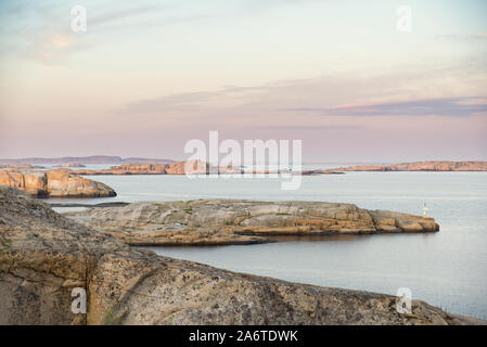 Costa rocciosa al tramonto, Verdens Ende (Worlds End), Tjøme, Norvegia Foto Stock