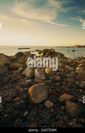 Seascape spiaggia rocciosa in sunset Foto Stock