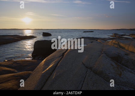 Tramonto costa rocciosa, Verdens Ende (Worlds End), Tjøme, Norvegia Foto Stock