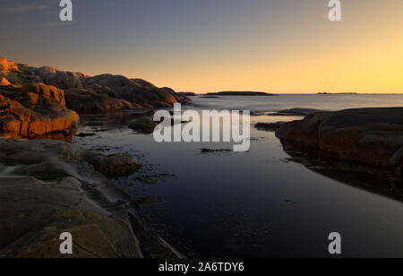 Costa rocciosa seascape al tramonto Verdens Ende (Worlds End), Tjøme, Norvegia Foto Stock