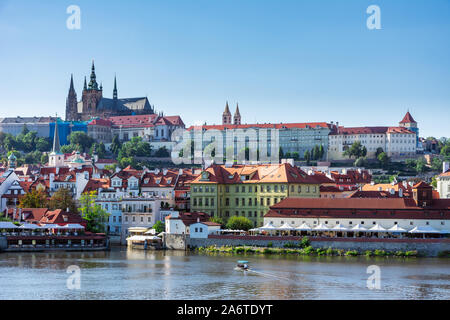 Praga, Repubblica Ceca - 3 settembre: il castello di Hradcany sul fiume Moldava a Praga Repubblica Ceca il 3 settembre 2019. Foto Stock