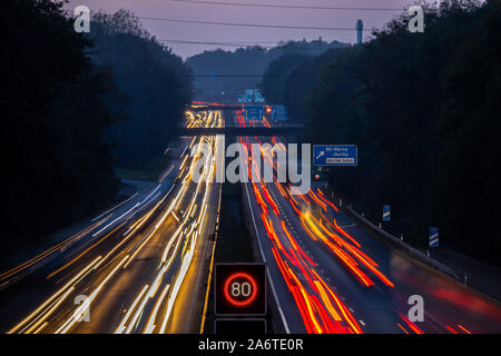 Autostrada A40, Ruhrschnellweg, vicino a Bochum, Germania, pesante dopo il traffico di lavoro, la sera, nella parte anteriore del raccordo autostradale Bochum, A43, vista Foto Stock