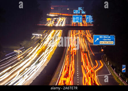 Autostrada A40, Ruhrschnellweg, vicino a Bochum, Germania, pesante dopo il traffico di lavoro, la sera, nella parte anteriore del raccordo autostradale Bochum, A43, vista Foto Stock