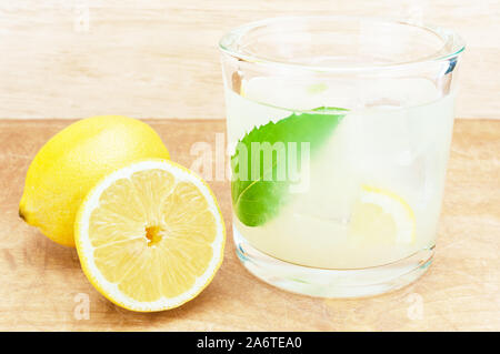 Limone sul tavolo di legno Foto Stock
