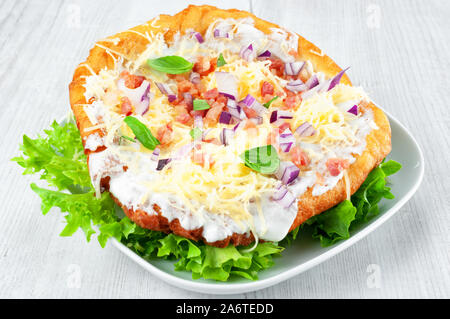 Langos con pancetta e formaggio - Ungherese impasto fritto cibo Foto Stock