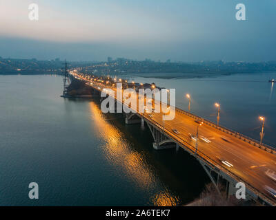 Sera autunno Voronezh. Vogresovsky ponte sul fiume Voronezh, vista aerea. Foto Stock