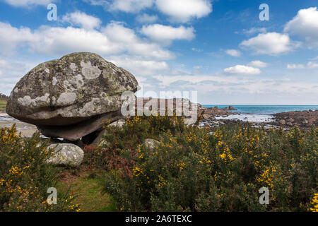 Tamburo Rock e Porth Hellick a bassa marea, St. Mary's, isole Scilly, REGNO UNITO Foto Stock