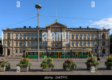 Ateneum Art Museum - progettato dall architetto Theodor Höijer - con il tram che passa a Helsinki in Finlandia Foto Stock