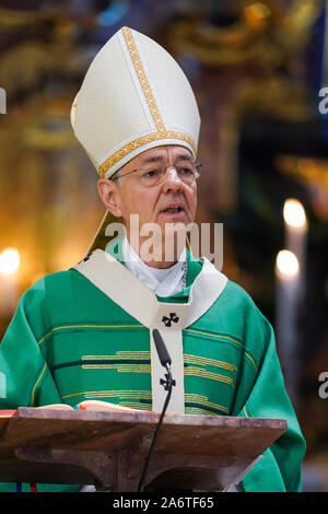 LUDWIG Schick, Arcivescovo cattolico della diocesi di Bamberg durante un sermone nella chiesa parrocchiale di San Martino a Weismain / Baviera, Germania --- Ludwig Schick, katholischer Erzbischof der Diözese Bamberg während einer Predigt in der Pfarrkirche San Martin in Weismain/Bayern, Deutschland Foto Stock