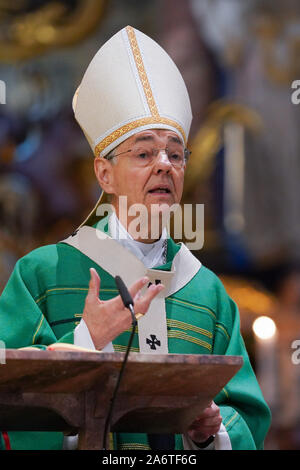 LUDWIG Schick, Arcivescovo cattolico della diocesi di Bamberg durante un sermone nella chiesa parrocchiale di San Martino a Weismain / Baviera, Germania --- Ludwig Schick, katholischer Erzbischof der Diözese Bamberg während einer Predigt in der Pfarrkirche San Martin in Weismain/Bayern, Deutschland Foto Stock