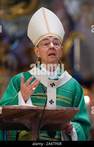 LUDWIG Schick, Arcivescovo cattolico della diocesi di Bamberg durante un sermone nella chiesa parrocchiale di San Martino a Weismain / Baviera, Germania --- Ludwig Schick, katholischer Erzbischof der Diözese Bamberg während einer Predigt in der Pfarrkirche San Martin in Weismain/Bayern, Deutschland Foto Stock