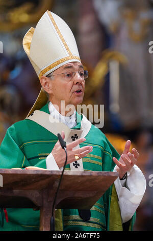 LUDWIG Schick, Arcivescovo cattolico della diocesi di Bamberg durante un sermone nella chiesa parrocchiale di San Martino a Weismain / Baviera, Germania --- Ludwig Schick, katholischer Erzbischof der Diözese Bamberg während einer Predigt in der Pfarrkirche San Martin in Weismain/Bayern, Deutschland Foto Stock