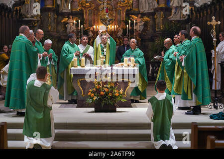 Cattolica servizio domenicale con monsignor Ludwig Schick (centrale) presso la chiesa di San Martino a Weismain, Alta Franconia, Baviera, Germania, Europa Foto Stock