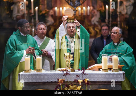 Cattolica servizio domenicale con monsignor Ludwig Schick (centrale) presso la chiesa di San Martino a Weismain, Alta Franconia, Baviera, Germania, Europa Foto Stock