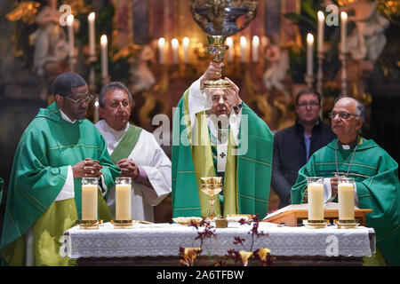 Cattolica servizio domenicale con monsignor Ludwig Schick (centrale) presso la chiesa di San Martino a Weismain, Alta Franconia, Baviera, Germania, Europa Foto Stock