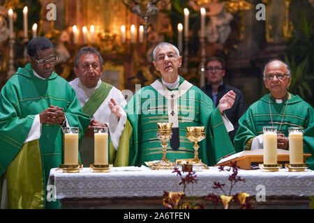 Cattolica servizio domenicale con monsignor Ludwig Schick (centrale) presso la chiesa di San Martino a Weismain, Alta Franconia, Baviera, Germania, Europa Foto Stock