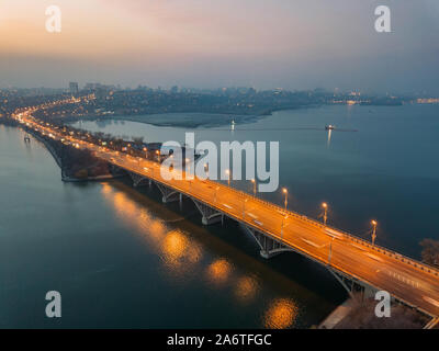 Sera autunno Voronezh. Vogresovsky ponte sul fiume Voronezh, vista aerea. Foto Stock