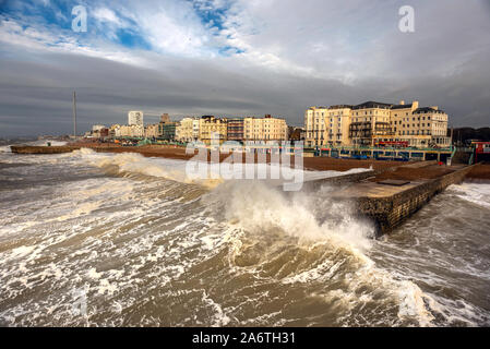 Onde ad alta marea sulla spiaggia di Brighton questa mattina Foto Stock