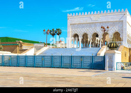 Vista del bianco di neve, Mausoleo di Mohammed V contro il cielo blu. Rabat, Marocco 22.04.2019 Foto Stock