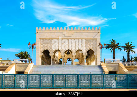 Vista del bianco di neve, Mausoleo di Mohammed V contro il cielo blu. Rabat, Marocco 22.04.2019 Foto Stock