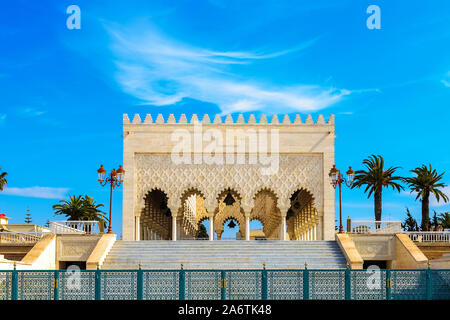 Vista del bianco di neve, Mausoleo di Mohammed V contro il cielo blu. Rabat, Marocco 22.04.2019 Foto Stock