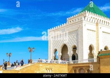 Vista del bianco di neve, Mausoleo di Mohammed V contro il cielo blu. Rabat, Marocco 22.04.2019 Foto Stock