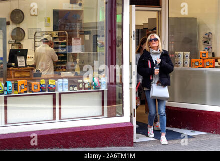 Gaby Roslin negozi con più giovane figlia in St Ives panificio Cornwall. Foto Stock