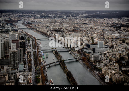 Grenelle Pont, Mirabeau Pont, Garigliano Pont e gli altri attraverso la Senna alta vista da Torre Eiffel - giorno nuvoloso a Parigi, Francia - Francese tour Foto Stock