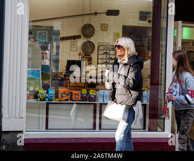 Gaby Roslin negozi con più giovane figlia in St Ives panificio Cornwall. Foto Stock