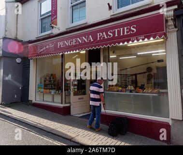 Gaby Roslin negozi con più giovane figlia in St Ives panificio Cornwall. Foto Stock