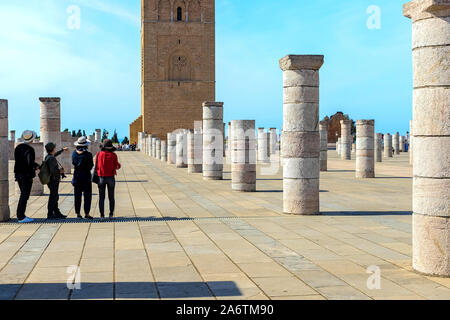 Vista della piazza con ruderi e la torre Hassan contro il cielo blu. Tradizionale architettura araba Rabat, Marocco 22.04.2019 Foto Stock