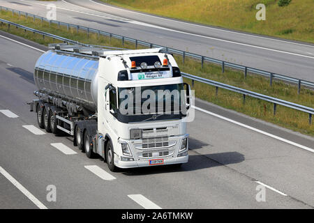 White Volvo FH semi tanker di Kuljetusliike Haugas Oy in velocità in autostrada in un giorno di estate. Salo, Finlandia. Luglio 19, 2019. Foto Stock